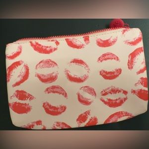 NWOT Ipsy kiss small makeup bag